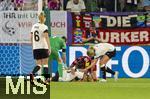 04.07.2025, UEFA Frauen-Europameisterschaft 2025 in der Schweiz. Spieltag 1, Vorrunde, Deutschland - Polen, im Kybunpark (St. Gallen, Schweiz). Giulia Gwinn (Deutschland) nach dem Zweikampf mit Ewa Pajor (2.v.re, Polen), sie muss dann wegen einer Verletzung am Knie ausgewechselt werden.
