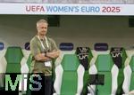 04.07.2025, UEFA Frauen-Europameisterschaft 2025 in der Schweiz. Spieltag 1, Vorrunde, Deutschland - Polen, im Kybunpark (St. Gallen, Schweiz). Trainer Christian Wck (Deutschland) an der Seitenlinie nachdenklich 