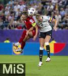 04.07.2025, UEFA Frauen-Europameisterschaft 2025 in der Schweiz. Spieltag 1, Vorrunde, Deutschland - Polen, im Kybunpark (St. Gallen, Schweiz). v.li: Ewa Pajor (Polen) gegen Janina Minge  (Deutschland)  