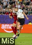 04.07.2025, UEFA Frauen-Europameisterschaft 2025 in der Schweiz. Spieltag 1, Vorrunde, Deutschland - Polen, im Kybunpark (St. Gallen, Schweiz). v.li: Ewa Pajor (Polen) gegen Janina Minge  (Deutschland)  