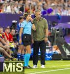 04.07.2025, UEFA Frauen-Europameisterschaft 2025 in der Schweiz. Spieltag 1, Vorrunde, Deutschland - Polen, im Kybunpark (St. Gallen, Schweiz). Vierte Offizielle Olaz Rivera Olmedo (Spanien) im Gesprch mit Trainer Christian Wck (Deutschland) 