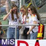 04.07.2025, UEFA Frauen-Europameisterschaft 2025 in der Schweiz. Spieltag 1, Vorrunde, Deutschland - Polen, im Kybunpark (St. Gallen, Schweiz).  Fans mit kuriosen Brillen zur EM 2025