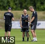 05.07.2025, Fussball 2. Bundesliga 2025/2026, 1.FC Magdeburg im Sommertrainingslager in Bad Wrishofen im Unterallgu,  re: Trainer Markus Fiedler (Magdeburg) mit seinem Fitness-Trainerteam 2.v.re: Jannik Kirchenkamp (Athletik und Rehatrainer)