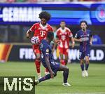05.07.2025, FIFA Club World Cup 2025, Viertelfinale, Paris St. Germain - FC Bayern Mnchen, im Mercedes-Benz Stadium (Atlanta, GA), Serge Gnabry (FC Bayern Mnchen) gegen Nuno Mendes (FC Paris Saint-Germain) 