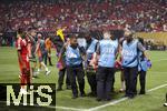 05.07.2025, FIFA Club World Cup 2025, Viertelfinale, Paris St. Germain - FC Bayern Mnchen, im Mercedes-Benz Stadium (Atlanta, GA),  Jamal Musiala (FC Bayern Mnchen) muss nach seiner Verletzung am Bein auf einer Trage vom Platz getragen werden. li: Michael Olise (FC Bayern Mnchen) geschockt.
