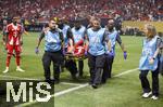 05.07.2025, FIFA Club World Cup 2025, Viertelfinale, Paris St. Germain - FC Bayern Mnchen, im Mercedes-Benz Stadium (Atlanta, GA),  Jamal Musiala (FC Bayern Mnchen) muss nach seiner Verletzung am Bein auf einer Trage vom Platz getragen werden. li: Michael Olise (FC Bayern Mnchen) geschockt 