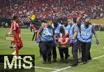 05.07.2025, FIFA Club World Cup 2025, Viertelfinale, Paris St. Germain - FC Bayern Mnchen, im Mercedes-Benz Stadium (Atlanta, GA),  Jamal Musiala (FC Bayern Mnchen) muss nach seiner Verletzung am Bein auf einer Trage vom Platz getragen werden. li: Michael Olise (FC Bayern Mnchen) geschockt.