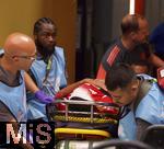 05.07.2025, FIFA Club World Cup 2025, Viertelfinale, Paris St. Germain - FC Bayern Mnchen, im Mercedes-Benz Stadium (Atlanta, GA),  Jamal Musiala (FC Bayern Mnchen) muss nach seiner Verletzung am Bein auf einer Trage ins Krankenhaus gefahren werden.