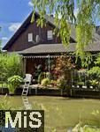 22.06.2025,  Schwabmnchen (Bayern), Wohngebiet an der Singold, Vom Garten gehts direkt per Leiter in den Fluss.