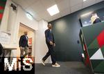 07.07.2025, Fussball 1. Bundesliga 2025/2026, Trainingsauftakt FC Augsburg, Pressekonferenz in der WWK-Arena Augsburg, Vorstellung von Trainer Sandro Wagner (FC Augsburg). v.li: Geschftsfhrer Michael Strll (FC Augsburg), Trainer Sandro Wagner (FC Augsburg) kommen in den PK-Raum
 

