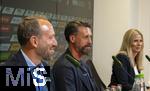 07.07.2025, Fussball 1. Bundesliga 2025/2026, Trainingsauftakt FC Augsburg, Pressekonferenz in der WWK-Arena Augsburg, Vorstellung von Trainer Sandro Wagner (mitte, FC Augsburg). li: Geschftsfhrer Michael Strll (FC Augsburg) 
 

