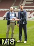 07.07.2025, Fussball 1. Bundesliga 2025/2026, Trainingsauftakt FC Augsburg, Pressekonferenz in der WWK-Arena Augsburg, Vorstellung von Trainer Sandro Wagner (FC Augsburg).  v.li: Geschftsfhrer Michael Strll (FC Augsburg), Trainer Sandro Wagner (FC Augsburg) im Stadion 
  

