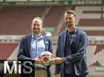 07.07.2025, Fussball 1. Bundesliga 2025/2026, Trainingsauftakt FC Augsburg, Pressekonferenz in der WWK-Arena Augsburg, Vorstellung von Trainer Sandro Wagner (FC Augsburg).  v.li: Geschftsfhrer Michael Strll (FC Augsburg), Trainer Sandro Wagner (FC Augsburg) im Stadion 
  

