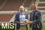 07.07.2025, Fussball 1. Bundesliga 2025/2026, Trainingsauftakt FC Augsburg, Pressekonferenz in der WWK-Arena Augsburg, Vorstellung von Trainer Sandro Wagner (FC Augsburg).  v.li: Geschftsfhrer Michael Strll (FC Augsburg), Trainer Sandro Wagner (FC Augsburg) im Stadion 
  

