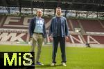 07.07.2025, Fussball 1. Bundesliga 2025/2026, Trainingsauftakt FC Augsburg, Pressekonferenz in der WWK-Arena Augsburg, Vorstellung von Trainer Sandro Wagner (FC Augsburg).  v.li: Geschftsfhrer Michael Strll (FC Augsburg), Trainer Sandro Wagner (FC Augsburg) im Stadion 

