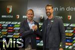 07.07.2025, Fussball 1. Bundesliga 2025/2026, Trainingsauftakt FC Augsburg, Pressekonferenz in der WWK-Arena Augsburg, Vorstellung von Trainer Sandro Wagner (FC Augsburg).  v.li: Geschftsfhrer Michael Strll (FC Augsburg), Trainer Sandro Wagner (FC Augsburg) 

