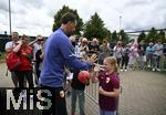 07.07.2025, Fussball 1. Bundesliga 2025/2026, Trainingsauftakt FC Augsburg, Auftakttraining an der WWK-Arena Augsburg, Trainer Sandro Wagner (FC Augsburg) mit den Fans
 

