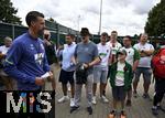07.07.2025, Fussball 1. Bundesliga 2025/2026, Trainingsauftakt FC Augsburg, Auftakttraining an der WWK-Arena Augsburg, 
 Trainer Sandro Wagner (FC Augsburg) mit den Fans

