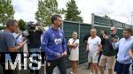 07.07.2025, Fussball 1. Bundesliga 2025/2026, Trainingsauftakt FC Augsburg, Auftakttraining an der WWK-Arena Augsburg, 
 Trainer Sandro Wagner (FC Augsburg) mit den Fans

