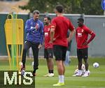 07.07.2025, Fussball 1. Bundesliga 2025/2026, Trainingsauftakt FC Augsburg, Auftakttraining an der WWK-Arena Augsburg, Trainer Sandro Wagner (FC Augsburg) mit Alexis Julian Claude-Maurice (FC Augsburg) 
 

