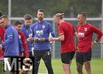 07.07.2025, Fussball 1. Bundesliga 2025/2026, Trainingsauftakt FC Augsburg, Auftakttraining an der WWK-Arena Augsburg, Trainer Sandro Wagner (FC Augsburg) mit Zettel beim Training
 

