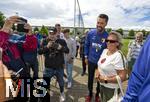 07.07.2025, Fussball 1. Bundesliga 2025/2026, Trainingsauftakt FC Augsburg, am Trainingsplatz an der WWK-Arena Augsburg, Trainer Sandro Wagner (FC Augsburg) mit den begeisterten Fans 
 

