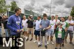 07.07.2025, Fussball 1. Bundesliga 2025/2026, Trainingsauftakt FC Augsburg, am Trainingsplatz an der WWK-Arena Augsburg, Trainer Sandro Wagner (FC Augsburg) wird von den Fans erwartet.
 

