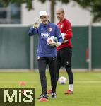 07.07.2025, Fussball 1. Bundesliga 2025/2026, Trainingsauftakt FC Augsburg, am Trainingsplatz an der WWK-Arena Augsburg, v.li: Torwart-Trainer Marco Langner (FC Augsburg), Torwart Daniel Klein (FC Augsburg)  