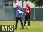 07.07.2025, Fussball 1. Bundesliga 2025/2026, Trainingsauftakt FC Augsburg, am Trainingsplatz an der WWK-Arena Augsburg, v.li: Torwart-Trainer Marco Langner (FC Augsburg), Torwart Daniel Klein (FC Augsburg)  