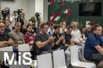 07.07.2025, Fussball 1. Bundesliga 2025/2026, Trainingsauftakt FC Augsburg, Pressekonferenz in der WWK-Arena Augsburg, Vorstellung von Trainer Sandro Wagner (FC Augsburg).  Journalisten fragen den Trainer
 

