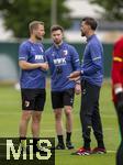 07.07.2025, Fussball 1. Bundesliga 2025/2026, Trainingsauftakt FC Augsburg, am Trainingsplatz an der WWK-Arena Augsburg, Trainer Sandro Wagner (re, FC Augsburg) mit Quirin Lppert (li, Athletiktrainer FC Augsburg) 
 

