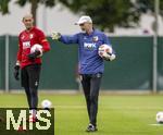 07.07.2025, Fussball 1. Bundesliga 2025/2026, Trainingsauftakt FC Augsburg, am Trainingsplatz an der WWK-Arena Augsburg, v.re: Torwart-Trainer Marco Langner (FC Augsburg), Torwart Daniel Klein (FC Augsburg)  