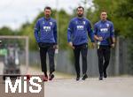 07.07.2025, Fussball 1. Bundesliga 2025/2026, Trainingsauftakt FC Augsburg, am Trainingsplatz an der WWK-Arena Augsburg, v.li: Trainer Sandro Wagner (FC Augsburg), David Binder (Entwickler Lizenzspieler FC Augsburg) und Julian Lauer (Videoanalyst FC Augsburg) 
 

