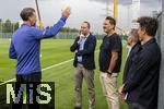 07.07.2025, Fussball 1. Bundesliga 2025/2026, Trainingsauftakt FC Augsburg, am Trainingsplatz an der WWK-Arena Augsburg, Trainer Sandro Wagner (li, FC Augsburg) mit Geschftsfhrer Michael Strll (FC Augsburg), Prsident Markus Krapf (FC Augsburg), Manuel Baum (Direktor Entwicklung, FC Augsburg), Julian Baumgartlinger (Koordinator Lizenzbereich, FC Augsburg), 

 

