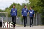 07.07.2025, Fussball 1. Bundesliga 2025/2026, Trainingsauftakt FC Augsburg, am Trainingsplatz an der WWK-Arena Augsburg, v.li: Trainer Sandro Wagner (FC Augsburg), David Binder (Entwickler Lizenzspieler FC Augsburg) und Julian Lauer (Videoanalyst FC Augsburg) 
 

