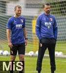 07.07.2025, Fussball 1. Bundesliga 2025/2026, Trainingsauftakt FC Augsburg, am Trainingsplatz an der WWK-Arena Augsburg, Trainer Sandro Wagner (re, FC Augsburg) mit Quirin Lppert (Athletiktrainer FC Augsburg)
 


