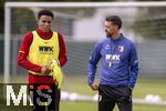 07.07.2025, Fussball 1. Bundesliga 2025/2026, Trainingsauftakt FC Augsburg, am Trainingsplatz an der WWK-Arena Augsburg, Trainer Sandro Wagner (re, FC Augsburg) mit Noahkai Dominic Banks (FC Augsburg) 
 

