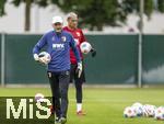 07.07.2025, Fussball 1. Bundesliga 2025/2026, Trainingsauftakt FC Augsburg, am Trainingsplatz an der WWK-Arena Augsburg, v.li: Torwart-Trainer Marco Langner (FC Augsburg), Torwart Daniel Klein (FC Augsburg)  