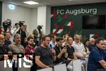 07.07.2025, Fussball 1. Bundesliga 2025/2026, Trainingsauftakt FC Augsburg, Pressekonferenz in der WWK-Arena Augsburg, Vorstellung von Trainer Sandro Wagner (FC Augsburg).  Journalisten fragen den Trainer
 

