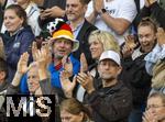 08.07.2025, UEFA Frauen-Europameisterschaft 2025 in der Schweiz. Spieltag 2, Vorrunde, Deutschland - Dnemark, im St-Jakob-Park Basel (Schweiz).  Eltern von Giulia Gwinn (Deutschland), Gabi (re) und Florian Gwinn (mit Deutschland-Hut) auf der Tribne als Zuschauer.