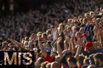 08.07.2025, UEFA Frauen-Europameisterschaft 2025 in der Schweiz. Spieltag 2, Vorrunde, Deutschland - Dnemark, im St-Jakob-Park Basel (Schweiz). Fans machen die Laola-Welle