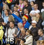 08.07.2025, UEFA Frauen-Europameisterschaft 2025 in der Schweiz. Spieltag 2, Vorrunde, Deutschland - Dnemark, im St-Jakob-Park Basel (Schweiz).  Eltern von Giulia Gwinn (Deutschland), Gabi (re) und Florian Gwinn (mit Deutschland-Hut) auf der Tribne als Zuschauer. 