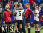08.07.2025, UEFA Frauen-Europameisterschaft 2025 in der Schweiz. Spieltag 2, Vorrunde, Deutschland - Dnemark, im St-Jakob-Park Basel (Schweiz). Trainer Christian Wck (Deutschland) umarmt Carlotta Wamser (Deutschland) 