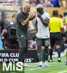 08.07.2025, FIFA Club World Cup 2025, Halbfinale, Fluminense FC - Chelsea FC, im MetLife Stadium (East Rutherford, NJ), Trainer Enzo Maresca (FC Chelsea) gibt taktische Anweisungen an Moises CAICEDO (Chelsea).