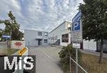 09.07.2025,  Bad Wrishofen im Unterallgu, Container fr die Grund- und Mittelschule sind aufgestellt, 
fr mehrere Jahre werden in der Grund- und Mittelschule Bad Wrishofen auch in Containern Schler unterrichtet, aus Platzmangel im Schulgebude Diese Container fr die Schulklassen stehen nun hier auf dem Parkplatz vor der Turnhalle. Bald ziehen die Schler und Lehrer hier ein. Die Wrishofer Schule platzt aus allen Nhten.