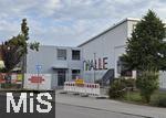 09.07.2025,  Bad Wrishofen im Unterallgu, Container fr die Grund- und Mittelschule sind aufgestellt, 
fr mehrere Jahre werden in der Grund- und Mittelschule Bad Wrishofen auch in Containern Schler unterrichtet, aus Platzmangel im Schulgebude Diese Container fr die Schulklassen stehen nun hier auf dem Parkplatz vor der Turnhalle. Bald ziehen die Schler und Lehrer hier ein. Die Wrishofer Schule platzt aus allen Nhten.