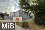 09.07.2025,  Bad Wrishofen im Unterallgu, Container fr die Grund- und Mittelschule sind aufgestellt, 
fr mehrere Jahre werden in der Grund- und Mittelschule Bad Wrishofen auch in Containern Schler unterrichtet, aus Platzmangel im Schulgebude Diese Container fr die Schulklassen stehen nun hier auf dem Parkplatz vor der Turnhalle. Bald ziehen die Schler und Lehrer hier ein. Die Wrishofer Schule platzt aus allen Nhten.