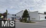 09.07.2025,  Bad Wrishofen im Unterallgu, Container fr die Grund- und Mittelschule sind aufgestellt, 
fr mehrere Jahre werden in der Grund- und Mittelschule Bad Wrishofen auch in Containern Schler unterrichtet, aus Platzmangel im Schulgebude Diese Container fr die Schulklassen stehen nun hier auf dem Parkplatz vor der Turnhalle. Bald ziehen die Schler und Lehrer hier ein. Die Wrishofer Schule platzt aus allen Nhten.