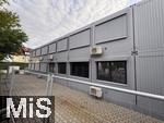 09.07.2025,  Bad Wrishofen im Unterallgu, Container fr die Grund- und Mittelschule sind aufgestellt, 
fr mehrere Jahre werden in der Grund- und Mittelschule Bad Wrishofen auch in Containern Schler unterrichtet, aus Platzmangel im Schulgebude Diese Container fr die Schulklassen stehen nun hier auf dem Parkplatz vor der Turnhalle. Bald ziehen die Schler und Lehrer hier ein. Die Wrishofer Schule platzt aus allen Nhten.