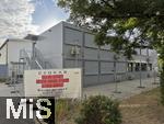 09.07.2025,  Bad Wrishofen im Unterallgu, Container fr die Grund- und Mittelschule sind aufgestellt, 
fr mehrere Jahre werden in der Grund- und Mittelschule Bad Wrishofen auch in Containern Schler unterrichtet, aus Platzmangel im Schulgebude Diese Container fr die Schulklassen stehen nun hier auf dem Parkplatz vor der Turnhalle. Bald ziehen die Schler und Lehrer hier ein. Die Wrishofer Schule platzt aus allen Nhten.